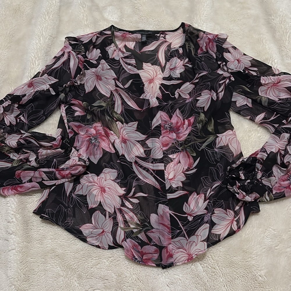 White House Black Market Floral Ruffle V-Neck Top – Size XXS | Romantic Layers - Picture 5 of 7